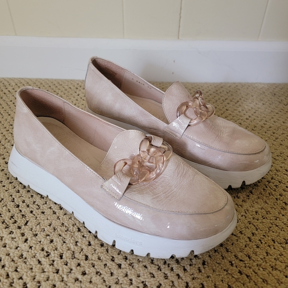 Qonders Cream Patent Platform Loafers with Chain Embellishment, Euro 40 - Picture 1 of 6
